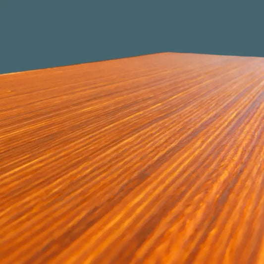 Effektbeleuchtung durch hinterleuchtetes Holzfurnier.