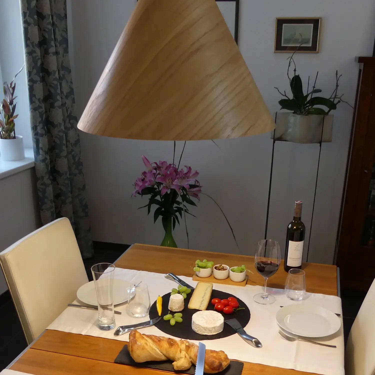Pendelleuchten aus Holz, die perfekt für deinen Esstisch passen.