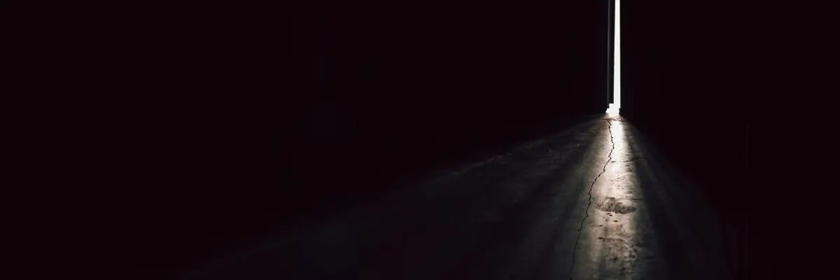 Licht durch einen Türspalt