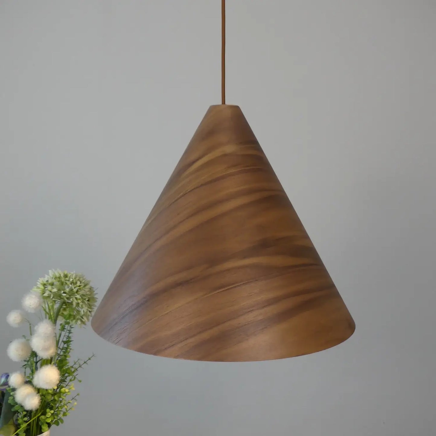 Pendelleuchte aus dunklem Eichenholz mit einem Durchmesser von 45cm