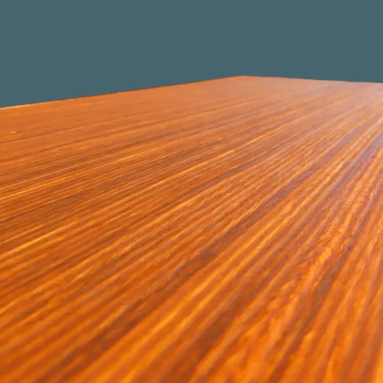 Effektbeleuchtung durch hinterleuchtetes Holzfurnier.