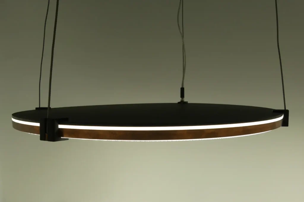 Flache LED-Pendelleuchte Kupfer/Schwarz