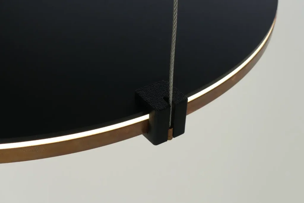 Flache LED-Pendelleuchte mit Kupferring, Detailansicht der Aufhängung