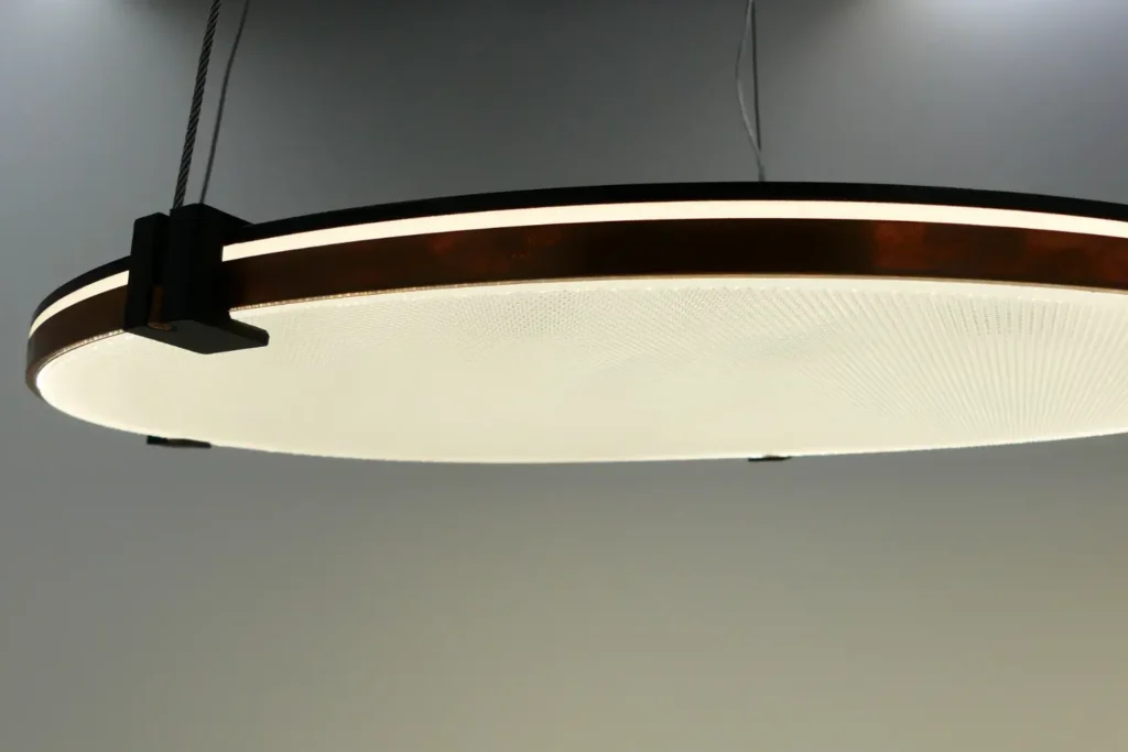 Flache LED-Pendelleuchte mit Kupferring, Ansicht von unten